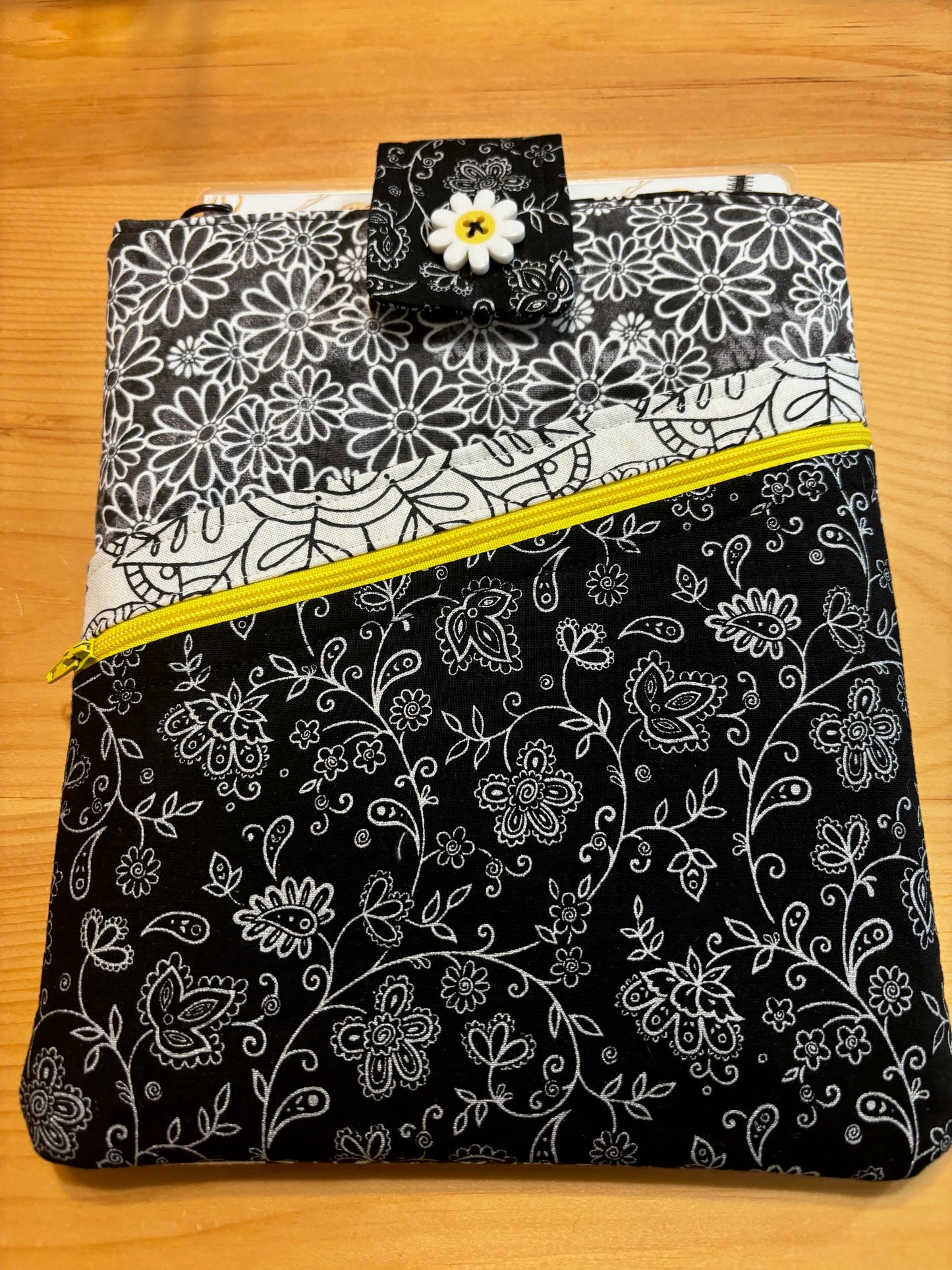 Protective Book Sleeve - Small Size - Black and White Daisy
