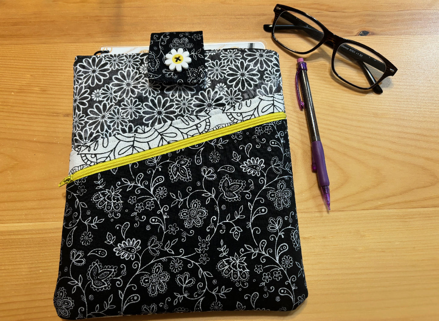 Protective Book Sleeve - Small Size - Black and White Daisy