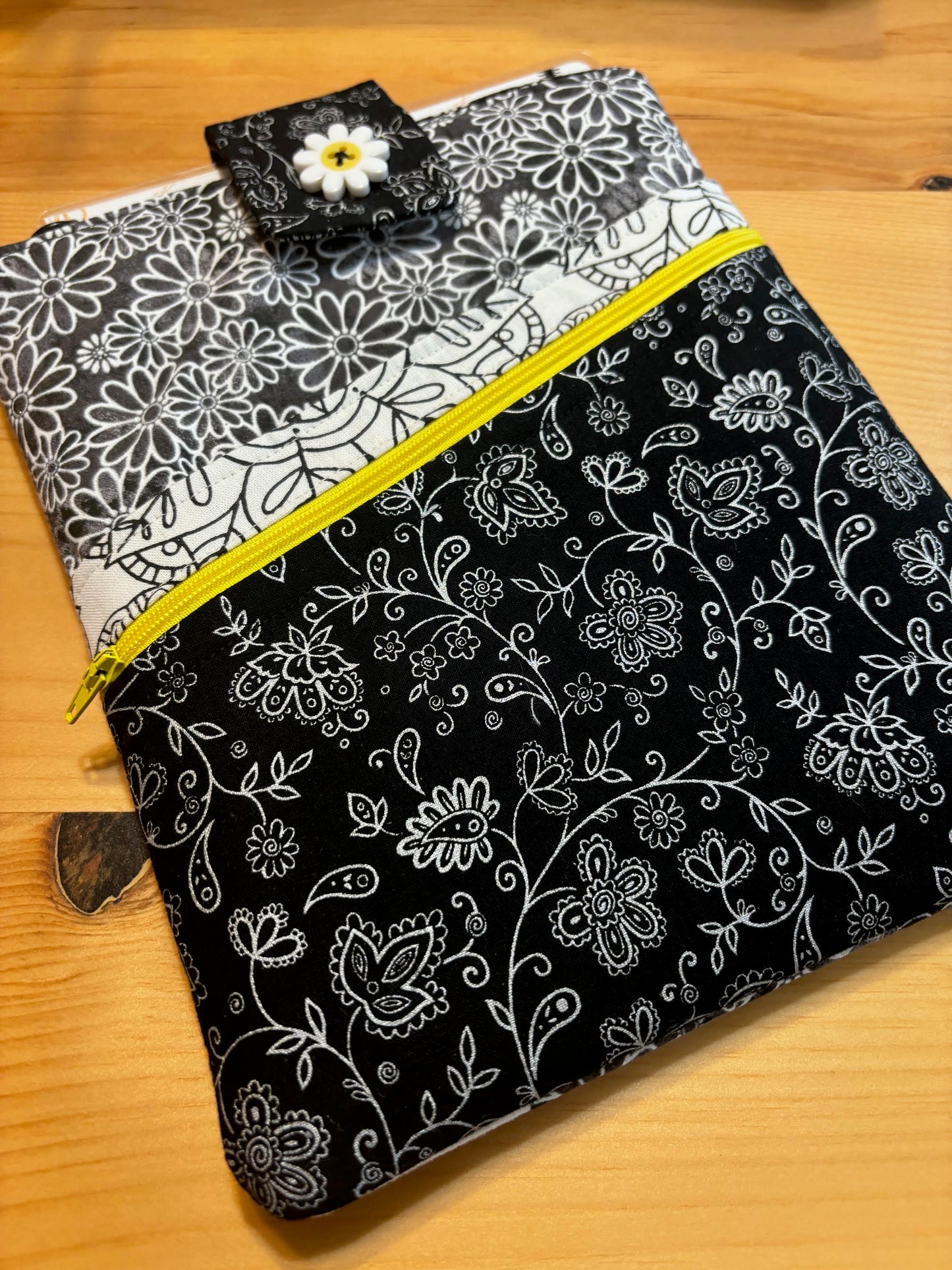 Protective Book Sleeve - Small Size - Black and White Daisy