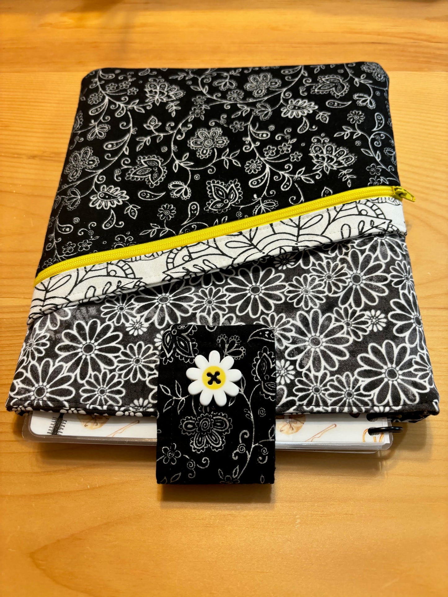 Protective Book Sleeve - Small Size - Black and White Daisy